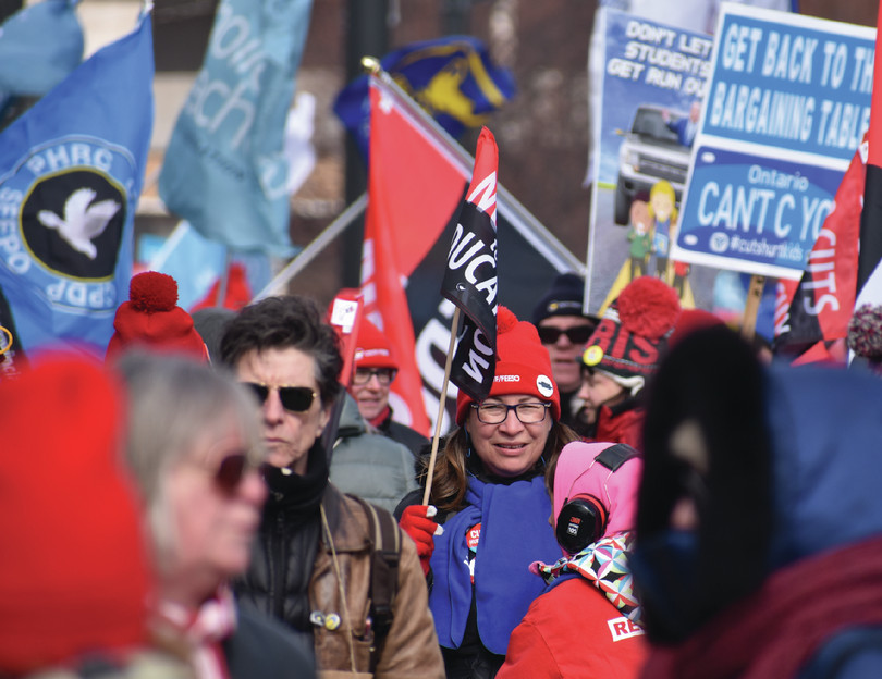 Protesta en Niagara Falls, Canadá, organizada para condenar los recortes en educación propuestos por el gobierno provincial