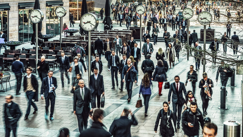 Ajetreo de viandantes camino del trabajo en Reuters Square: Doug Armand