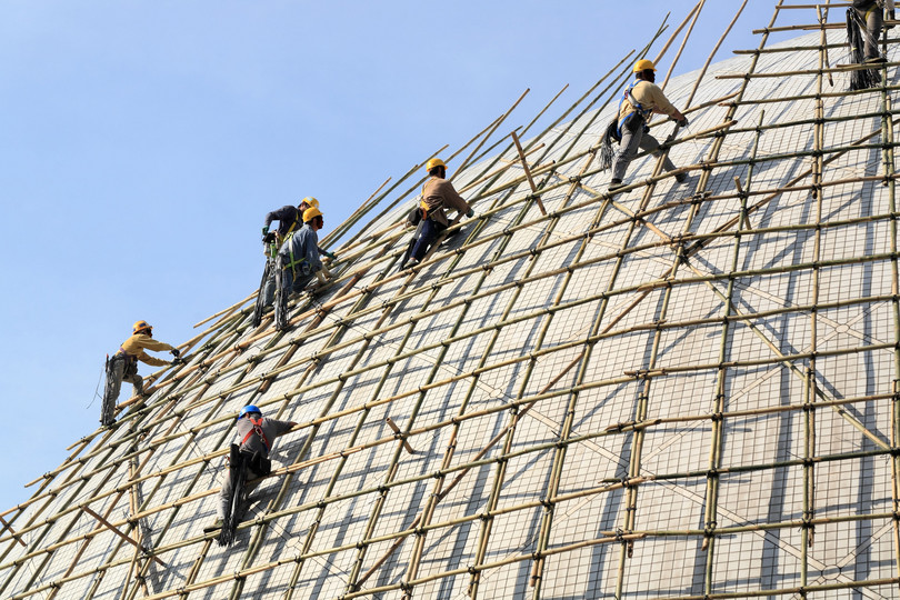 Building a scaffold with bamboo in Hong Kong: YAY Media AS/Alamy Stock Photo