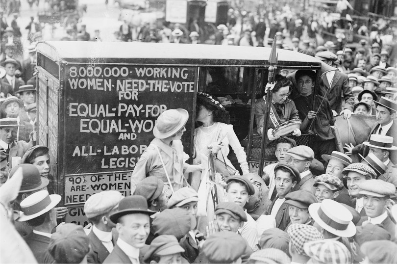 Suffragettes on their way to Boston: Library of Congress, Prints & Photographs Division, LC-B2-2772-9