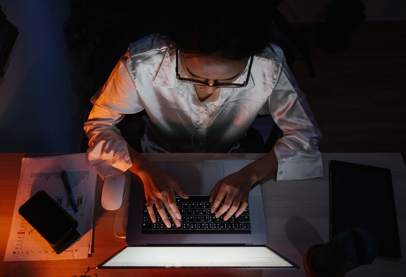 深夜在家工作的女性。